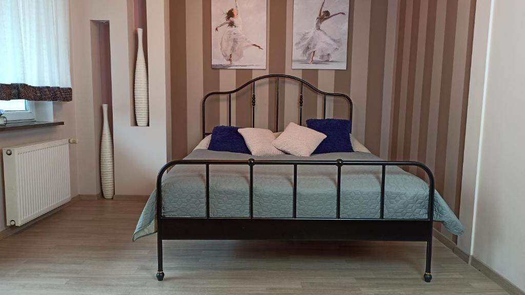 Posteľ alebo postele v izbe v ubytovaní LaRoom Apartament