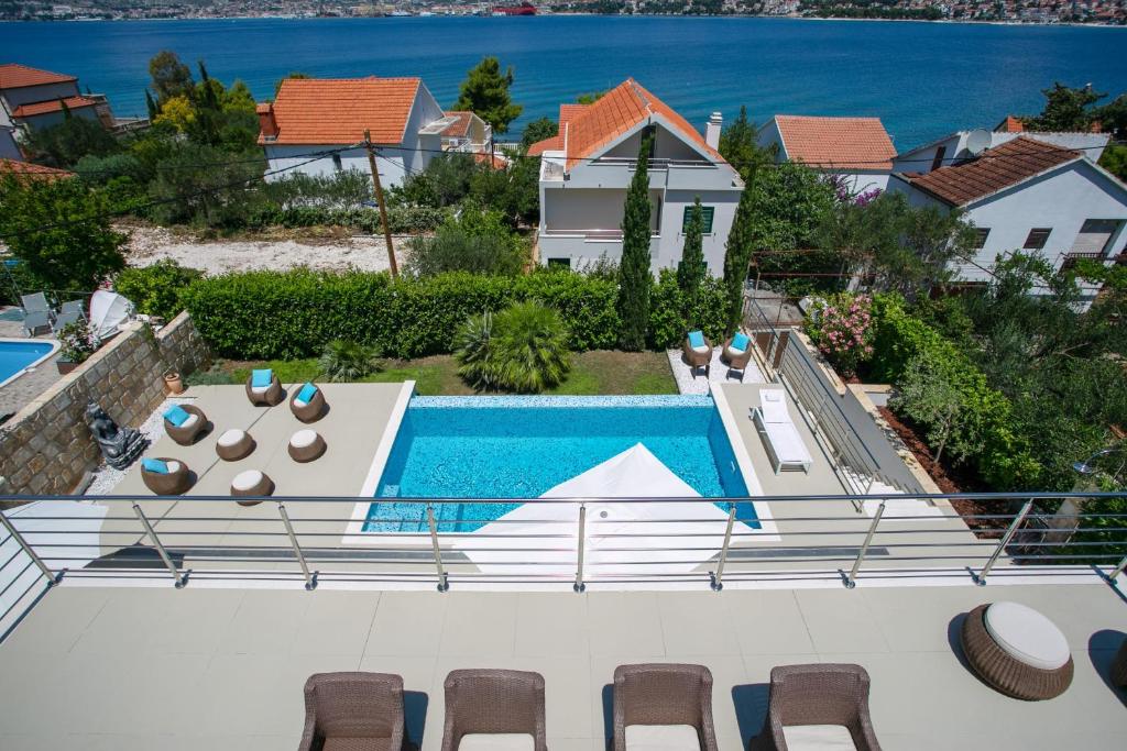 Utsikt mot bassenget på Stunning Villa Avalon with pool for 9, 2 mins to beach eller i nærheten