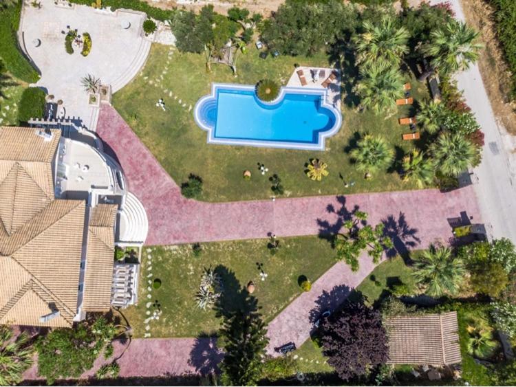 Bazén v ubytovaní Rodami Artisan Manor alebo v jeho blízkosti