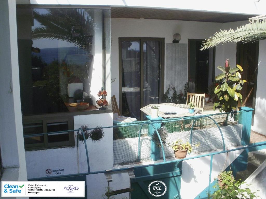 a balcony of a house with plants on it at Het Boetje in Lagoa