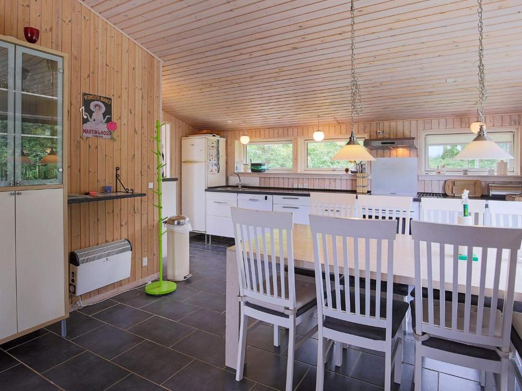 Kuchyň nebo kuchyňský kout v ubytování 6 person holiday home in Slagelse