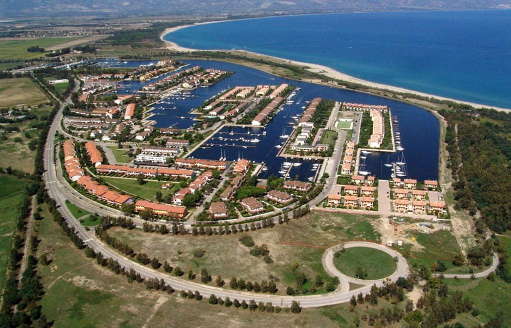 LA BRICOLA VILLA FRONTE DARSENA 4 Camere da Letto - Housity
