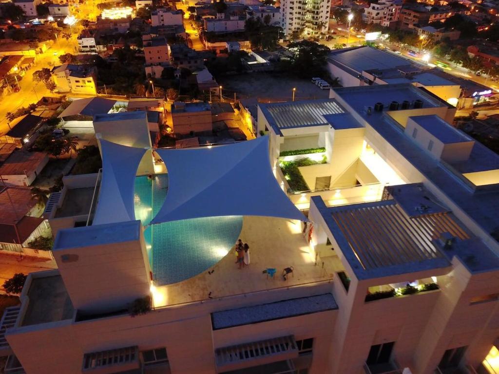 聖瑪爾塔的住宿－Sea View，享有建筑的夜间蓝色屋顶景色