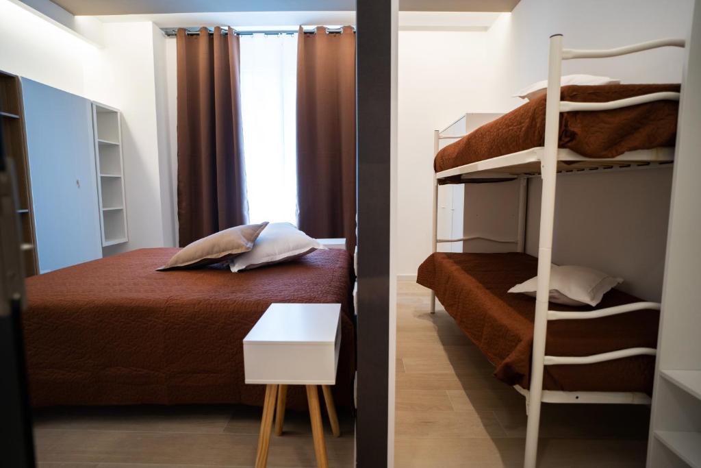 Łóżko lub łóżka w pokoju w obiekcie L' Angolo dei poeti - Bed and Breakfast