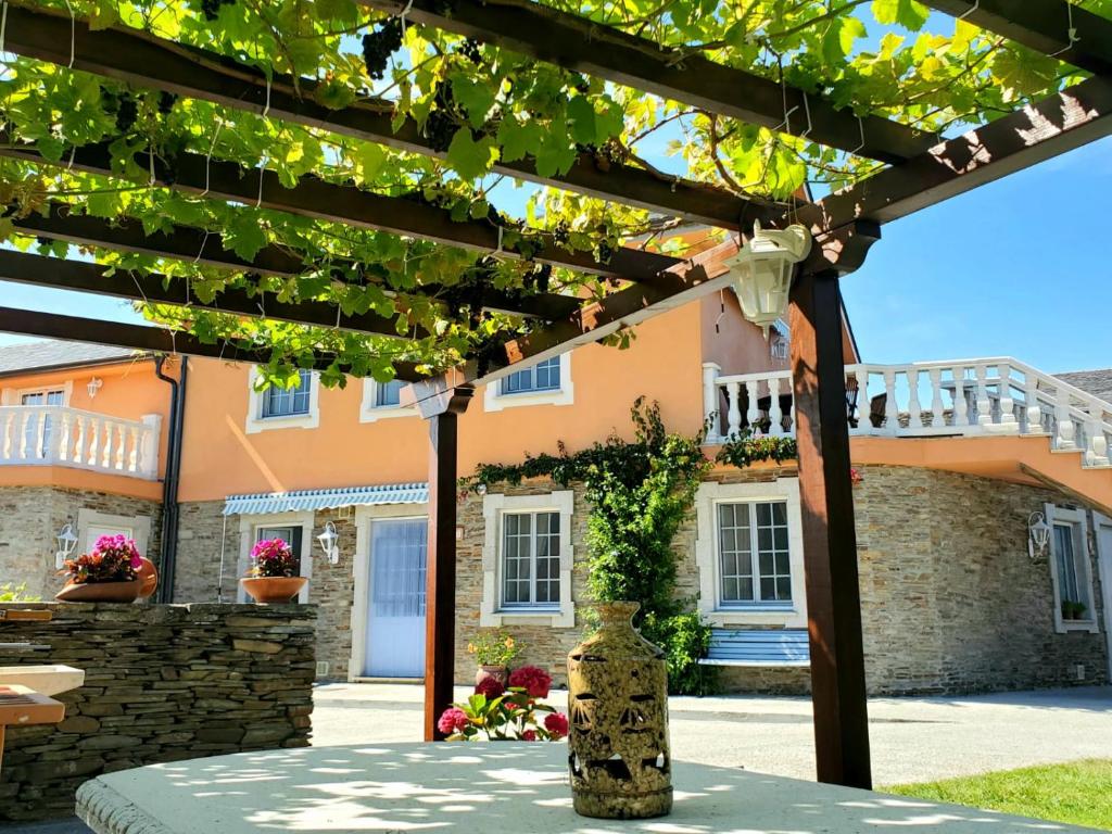 - Vistas a una casa con pérgola en Viviendas Turísticas Rosa en Ribadeo