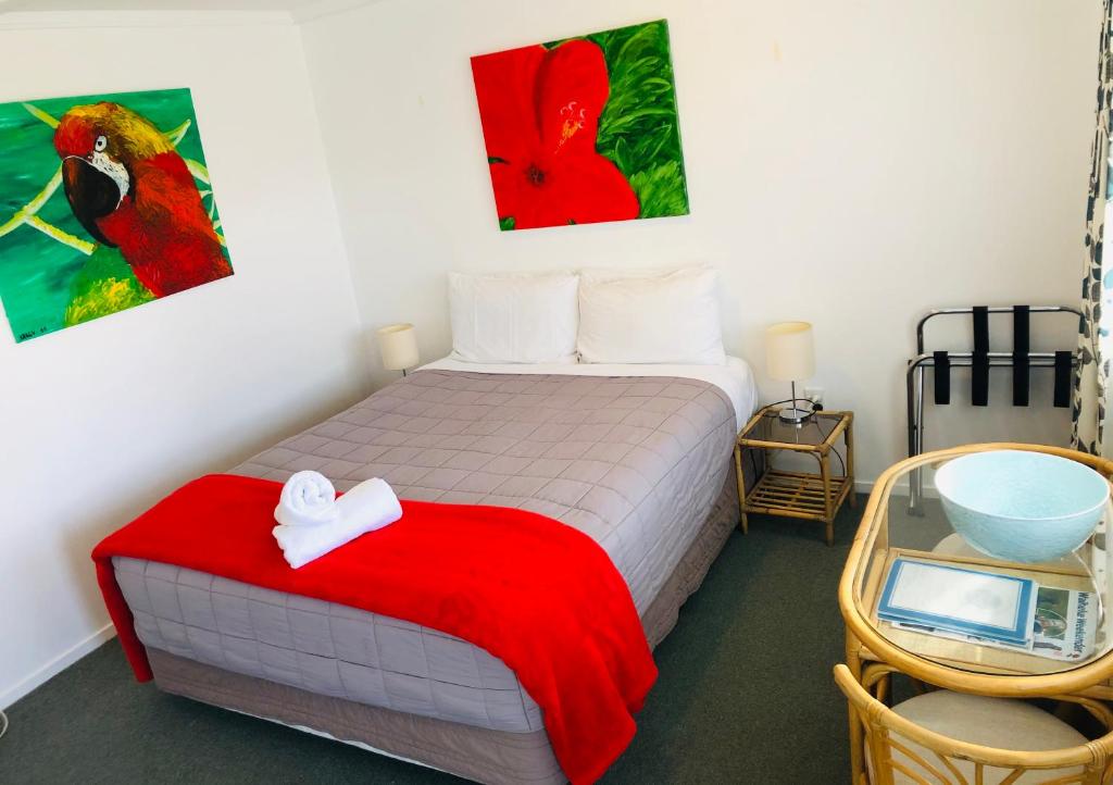 Postel nebo postele na pokoji v ubytování Waiheke Island Motel