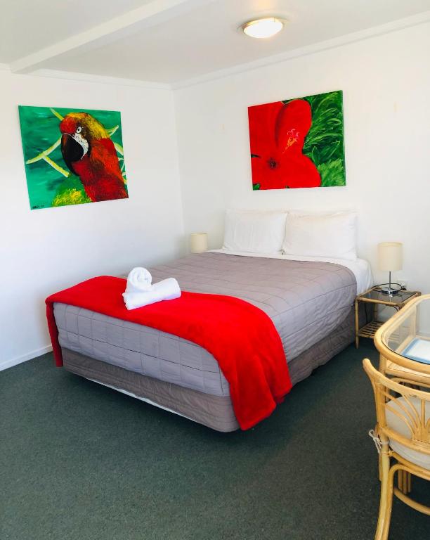 Postel nebo postele na pokoji v ubytování Waiheke Island Motel