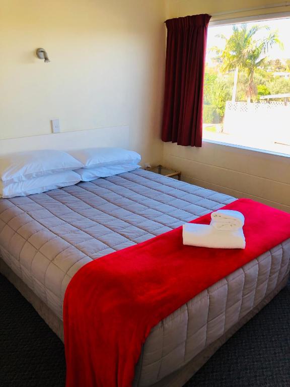 Postel nebo postele na pokoji v ubytování Waiheke Island Motel