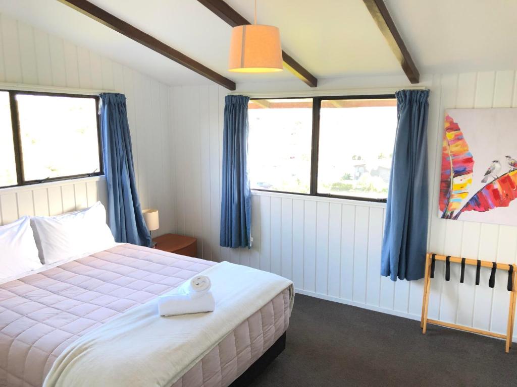Postel nebo postele na pokoji v ubytování Waiheke Island Motel