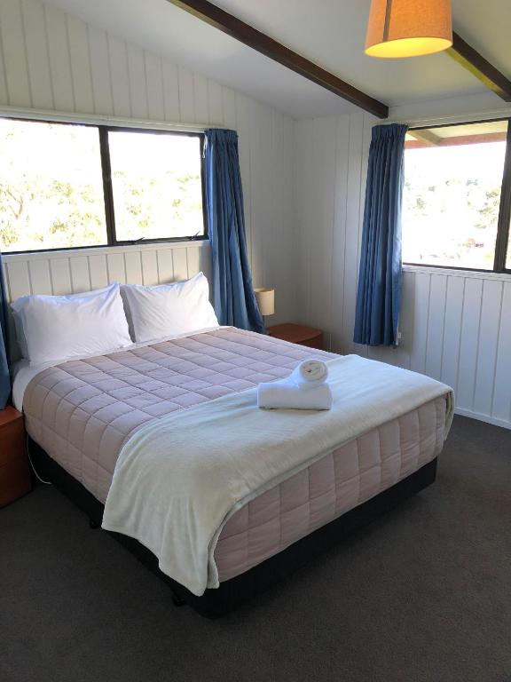 Postel nebo postele na pokoji v ubytování Waiheke Island Motel