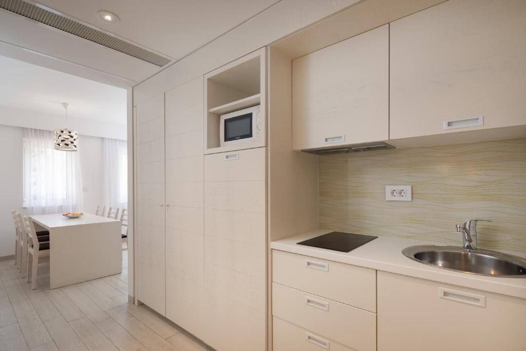 Kuchyň nebo kuchyňský kout v ubytování Hotel Tamaris