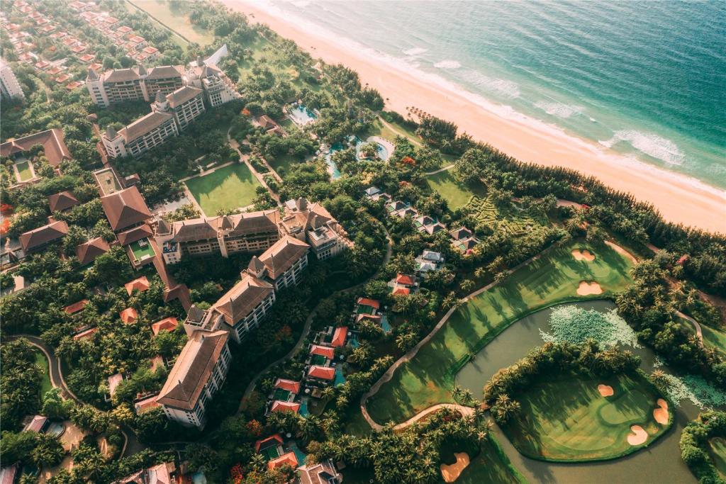 una vista aérea de un complejo y una playa en Raffles Hainan Clear Water Bay, en Sanya