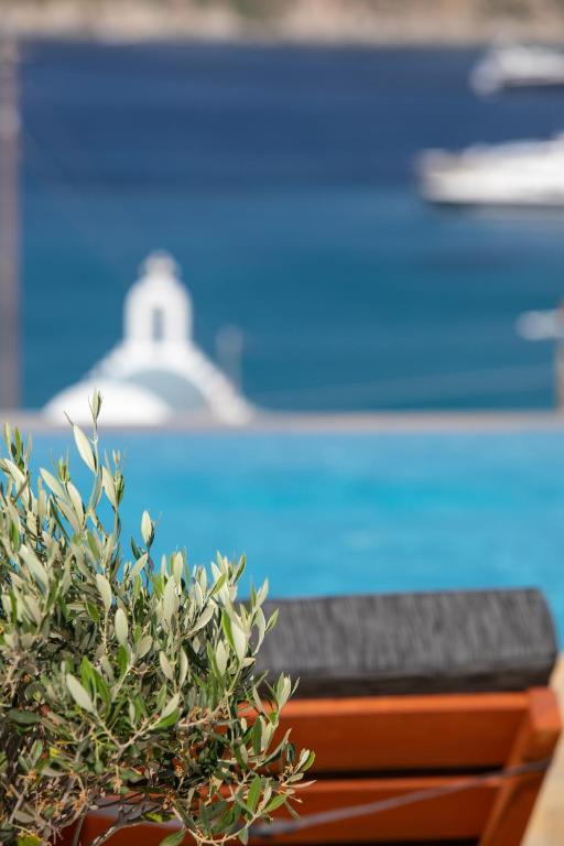 Bazén v ubytování Seethrough Mykonos Suites nebo v jeho okolí