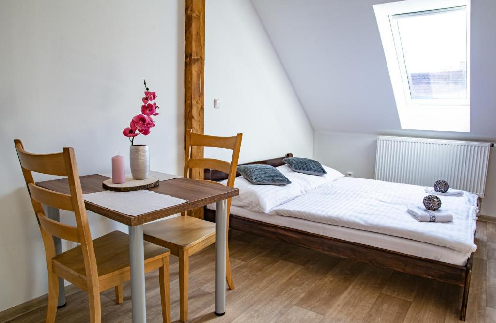 Łóżko lub łóżka w pokoju w obiekcie Apartmány Kurojedy
