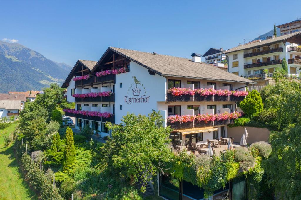 Nespecifikovaný výhled na hory nebo výhled na hory při pohledu z hotelu