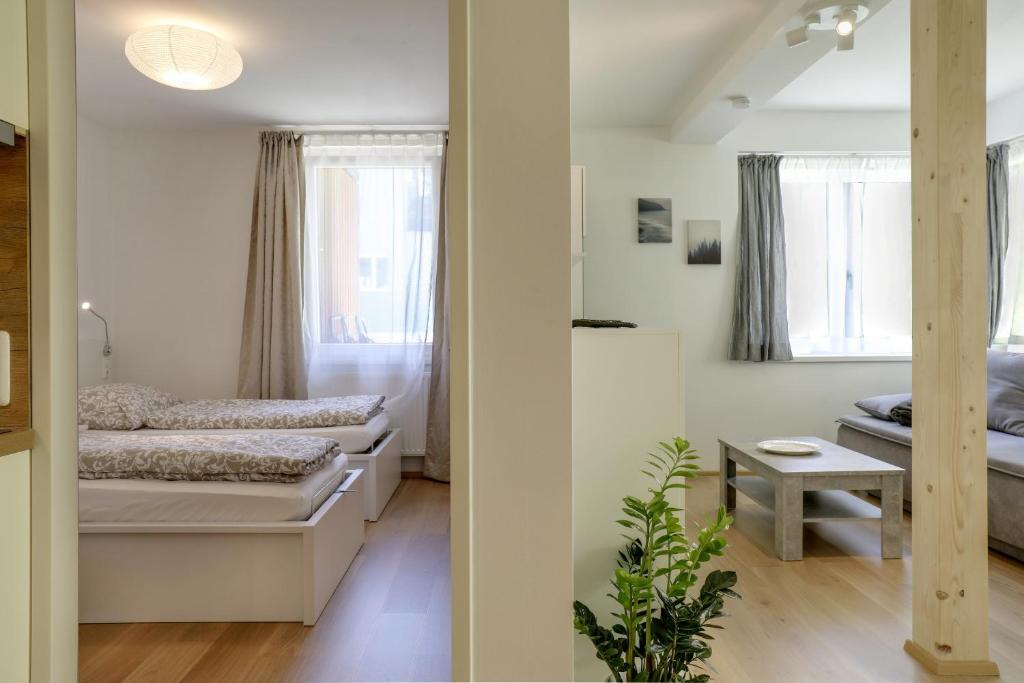 een slaapkamer met 2 bedden en een raam bij Apartment Habicht in Mühlbachl