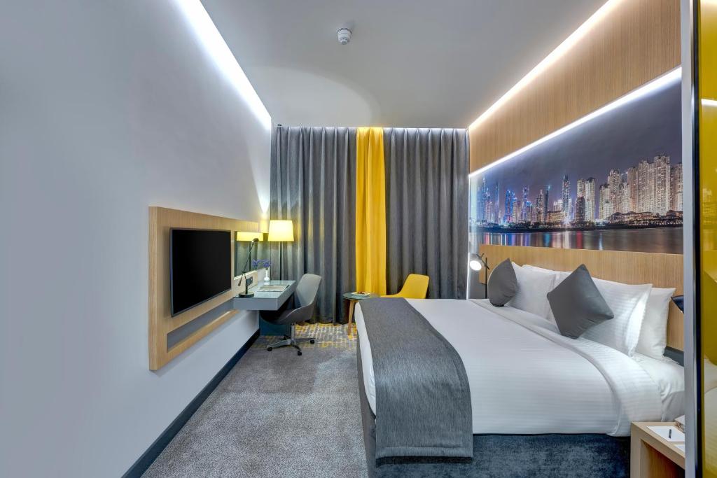 Postel nebo postele na pokoji v ubytování URBAN Al Khoory Hotel