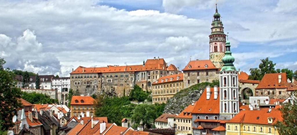 Nespecifikovaný výhled na destinaci Český Krumlov nebo výhled na město při pohledu z apartmánu