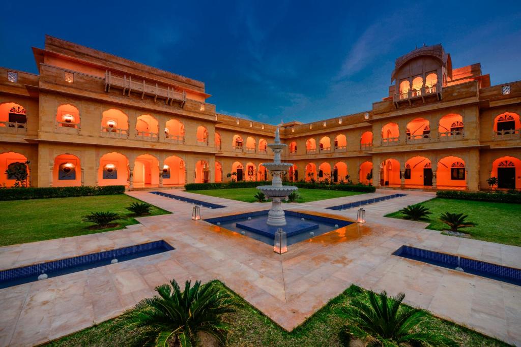 Bazén v ubytování Hotel Jaisalkot nebo v jeho okolí