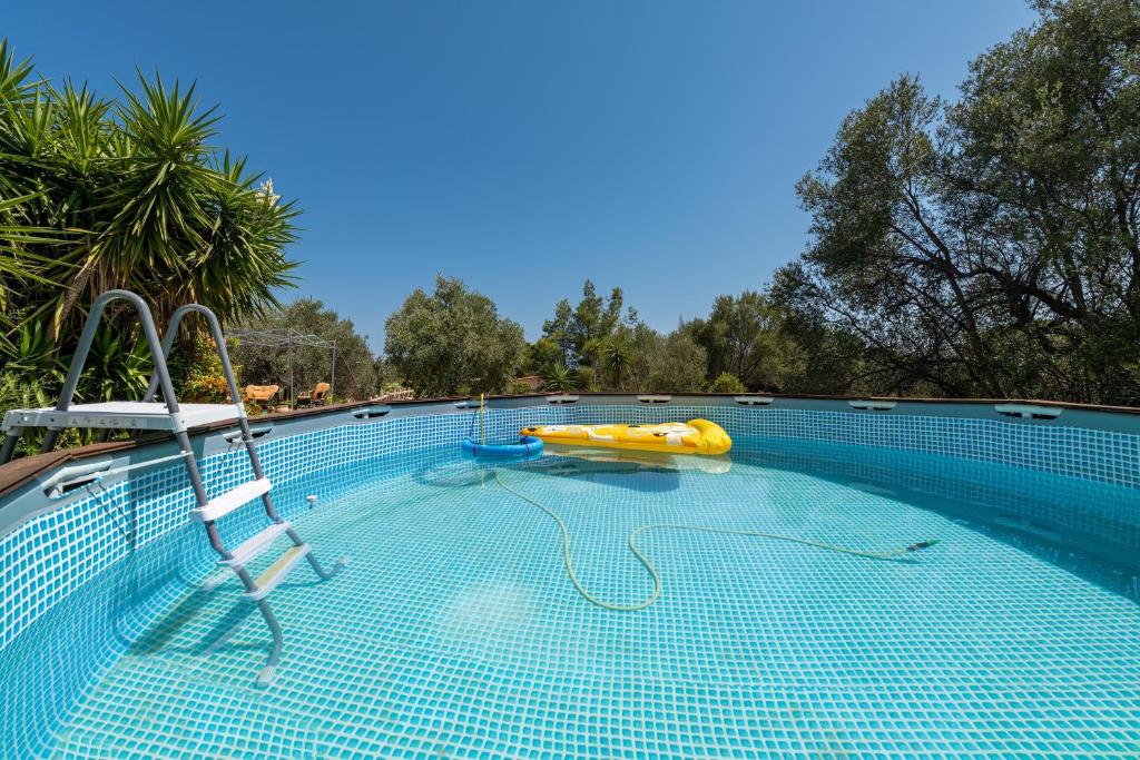 una gran piscina con un inflable amarillo en Casa vacanze Konemann, en Sarroch