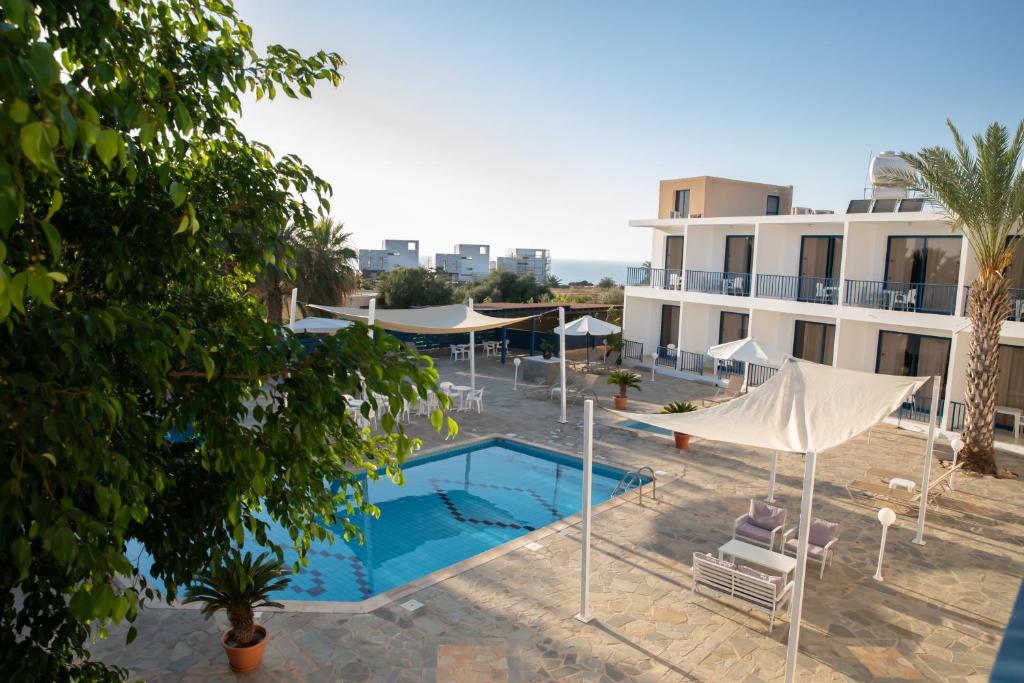 Πισίνα στο ή κοντά στο West End Hotel