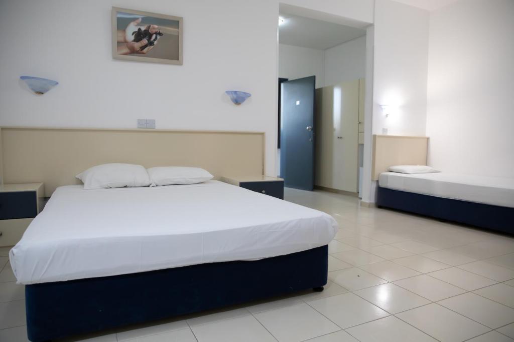 Ένα ή περισσότερα κρεβάτια σε δωμάτιο στο West End Hotel
