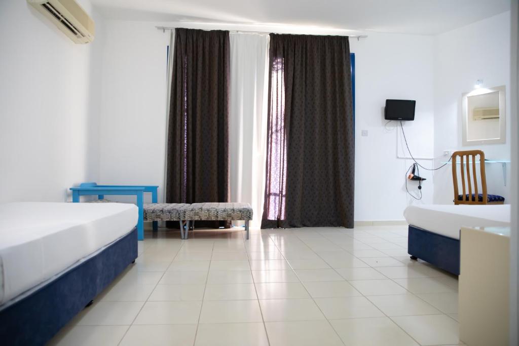 Ένα ή περισσότερα κρεβάτια σε δωμάτιο στο West End Hotel