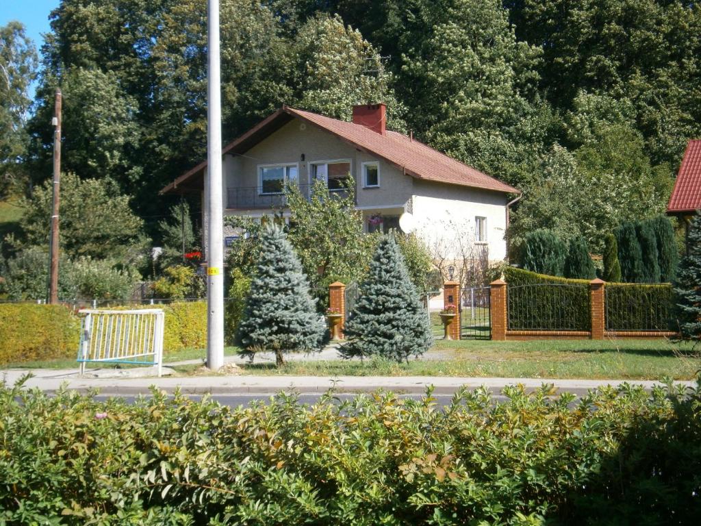 dom z choinkami świątecznymi przed ulicą w obiekcie Pensjonat Osemka w mieście Lewin Kłodzki