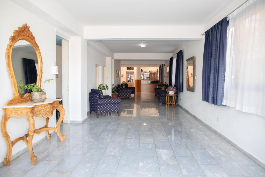 Χώρος καθιστικού στο West End Hotel