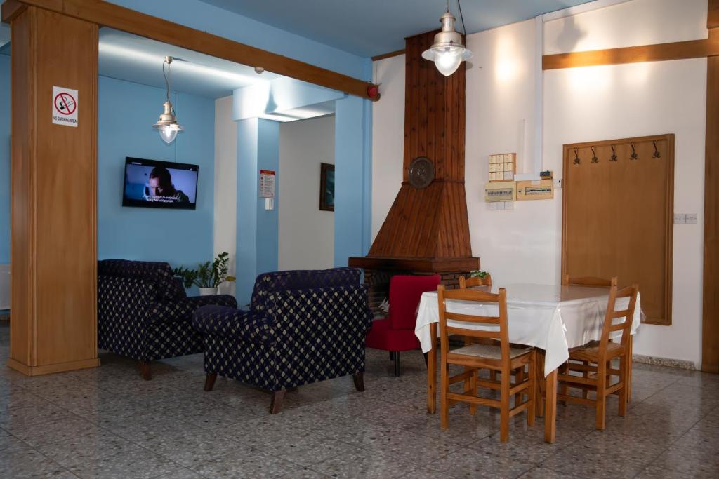 Μια τηλεόραση ή/και κέντρο ψυχαγωγίας στο West End Hotel