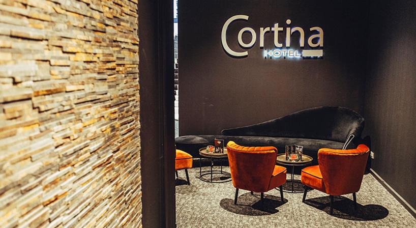 Een zitgedeelte bij Hotel Cortina
