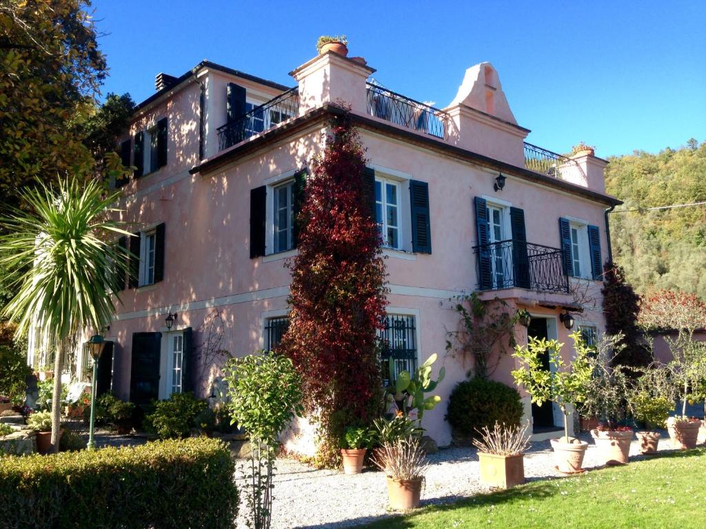 una casa vieja con plantas delante en Villa Barca - Luxury Vacation Rentals - Wellness & Pool, en Casanova Lerrore