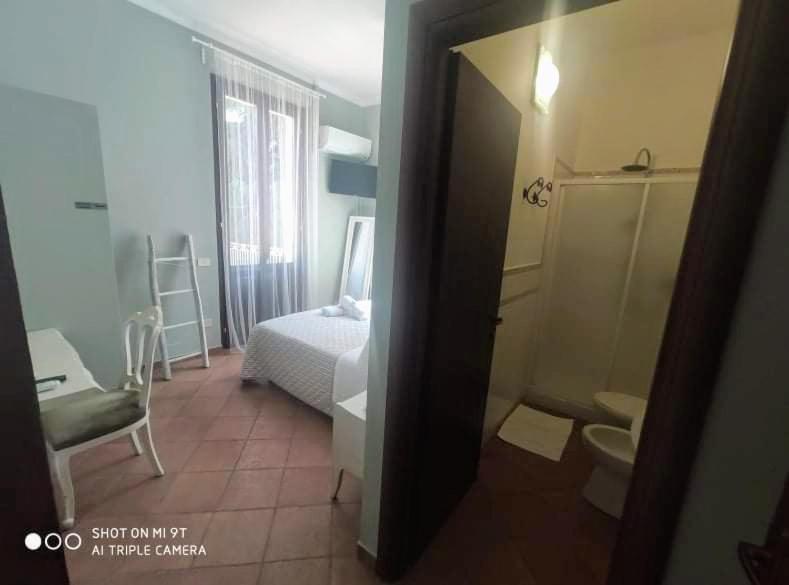 uma casa de banho com WC e um quarto com cama em Villa Blanco's em Morciano di Romagna