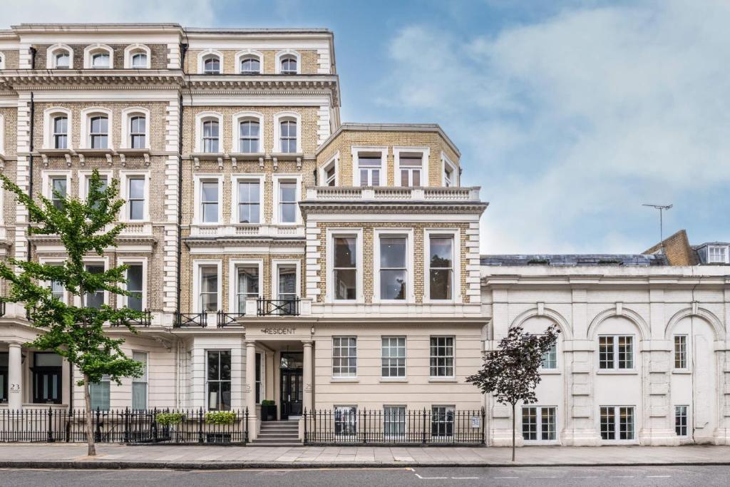 倫敦的住宿－The Resident Kensington，一条城市街道上的白色大建筑