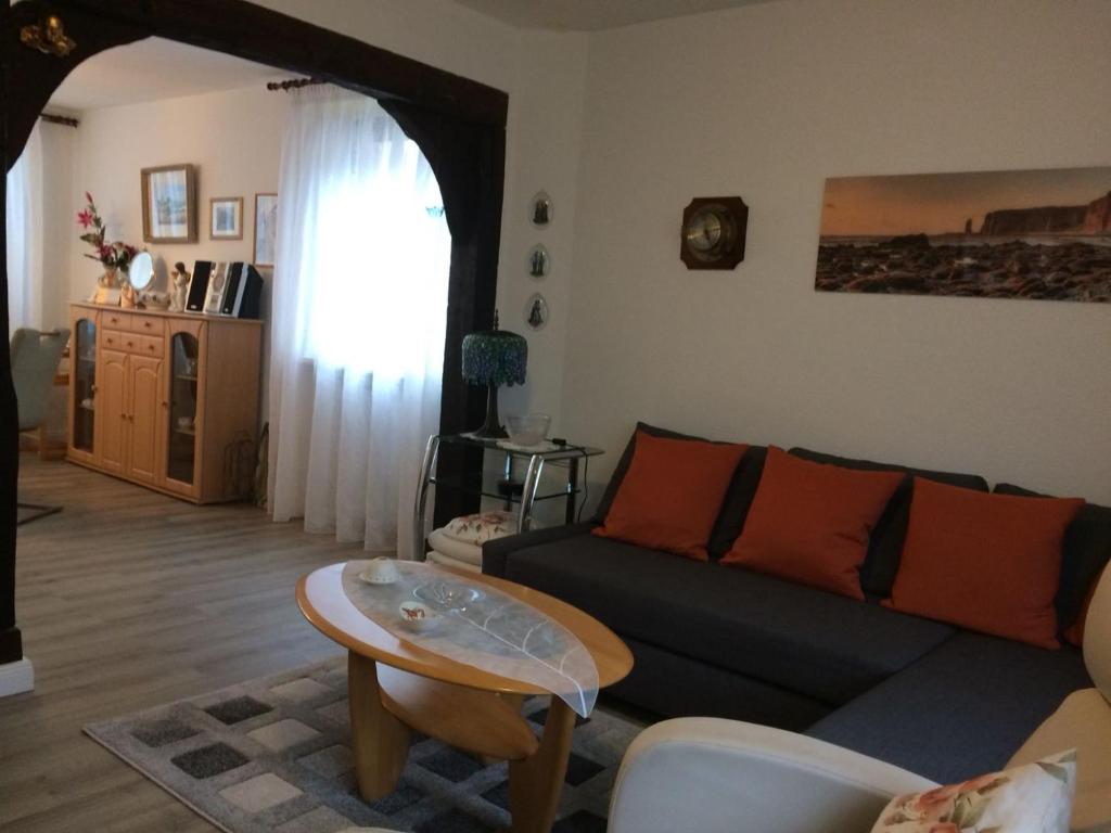 ein Wohnzimmer mit einem Sofa und einem Tisch in der Unterkunft Ferienwohnung Hummer im Haus Daheim in Helgoland