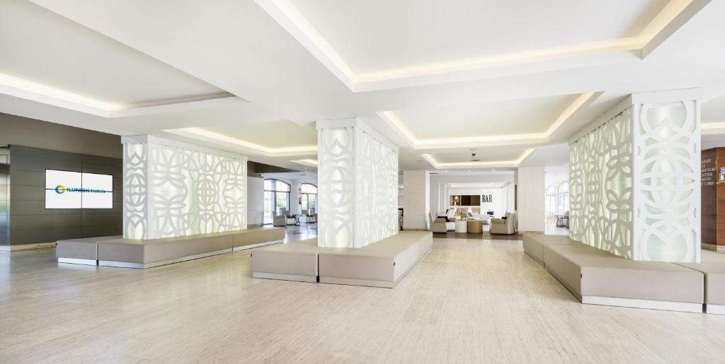 a large room with white columns in a building at Ilunion Islantilla in Islantilla