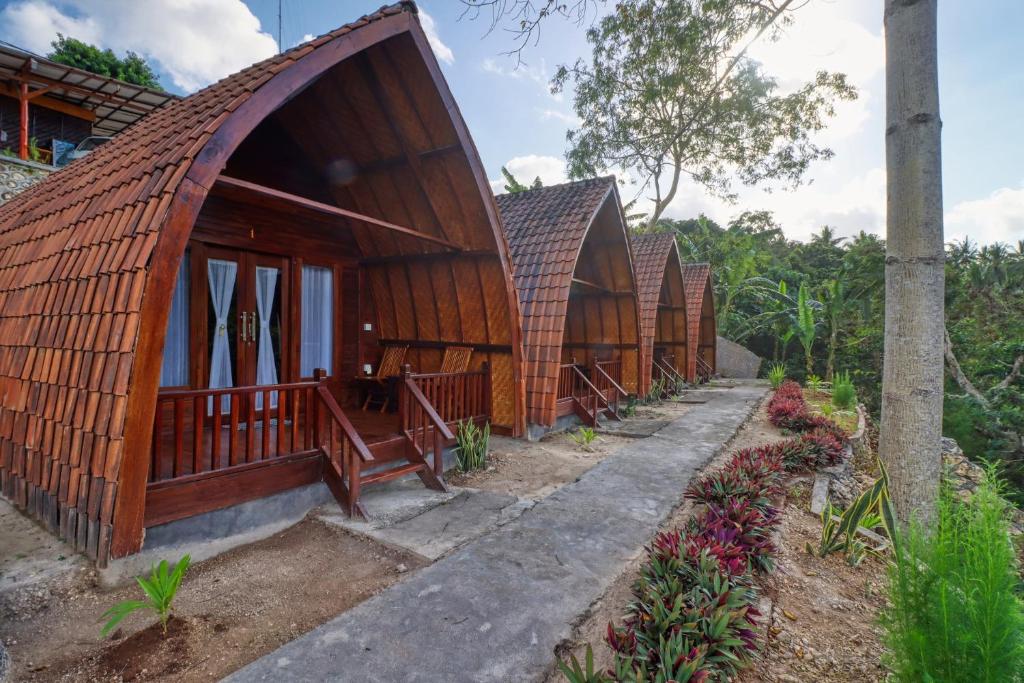 una fila di cottage in un resort di Butterfly Bungalow a Nusa Penida