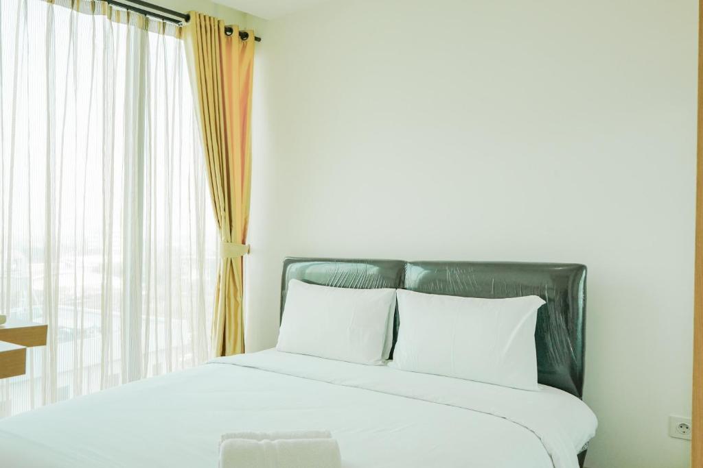 Ένα ή περισσότερα κρεβάτια σε δωμάτιο στο Wonderful Studio Apartment at Tree Park City BSD By Travelio