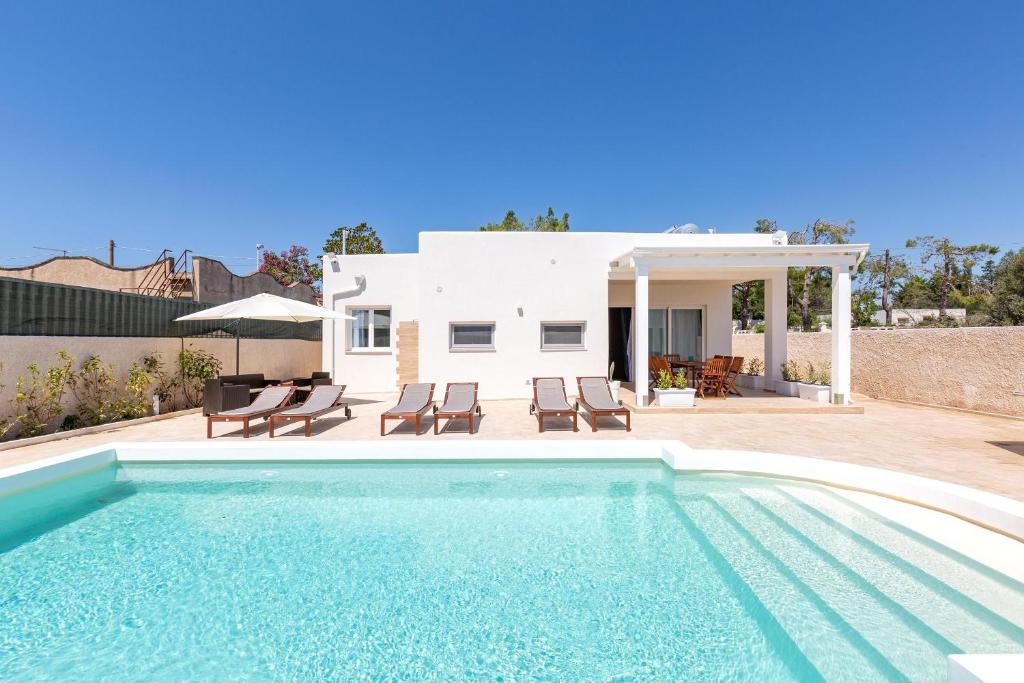 una piscina frente a una villa en Villa San Teodoro by BarbarHouse, en San Pietro in Bevagna