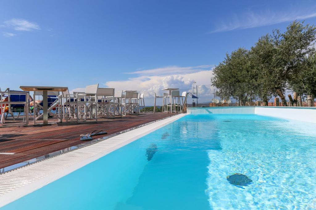 Bazén v ubytování Hotel Il Faro nebo v jeho okolí