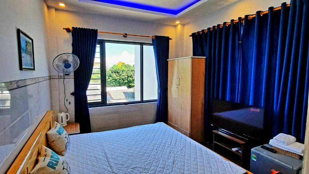 - une chambre avec un lit et une grande fenêtre dans l'établissement Sena home 3rd-Near Danang Dragon bridge-Han river, à Đà Nẵng