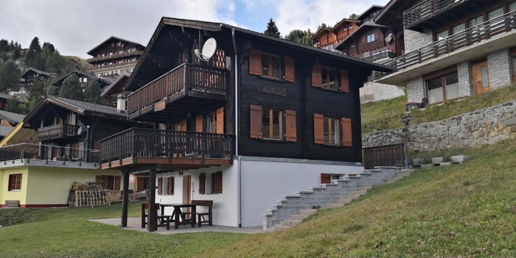 dom z balkonami na zboczu wzgórza w obiekcie Chalet Valaisia w mieście Riederalp