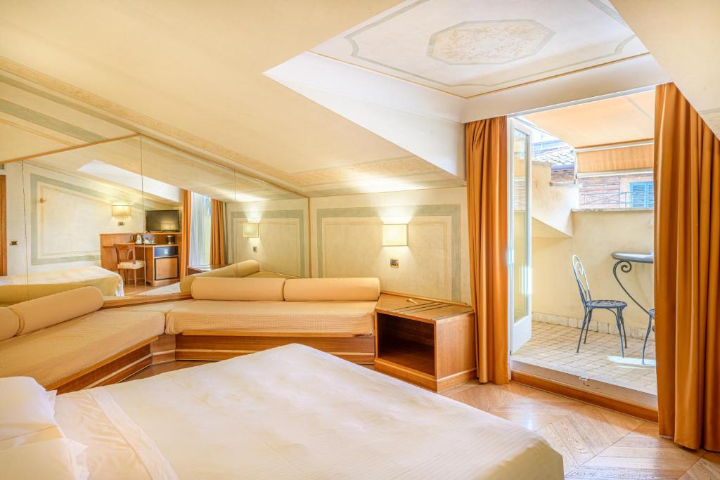 A bed or beds in a room at Hotel S. Anna