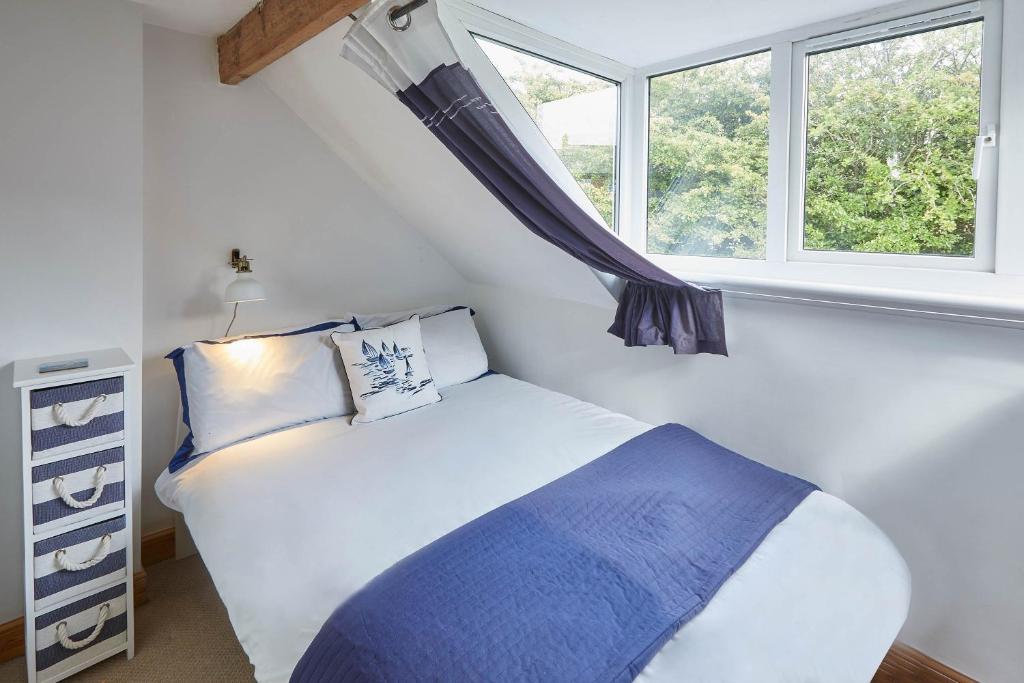 - une chambre avec un lit et une fenêtre dans l'établissement Host & Stay - Esk View Cottage, à Whitby