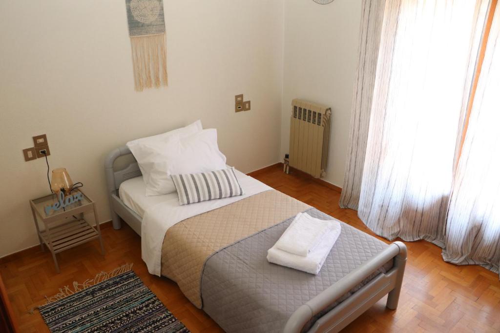 Łóżko lub łóżka w pokoju w obiekcie Meteoron Guesthouse