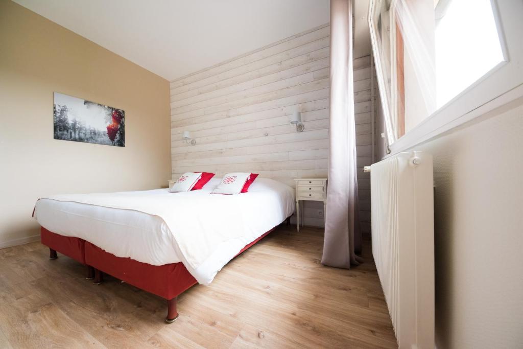 Postel nebo postele na pokoji v ubytování Hôtel Restaurant Le Kastelberg, The Originals Boutique