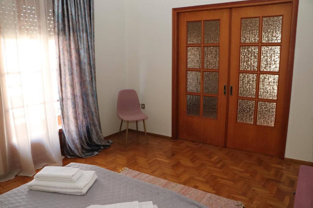 Łóżko lub łóżka w pokoju w obiekcie Meteoron Guesthouse