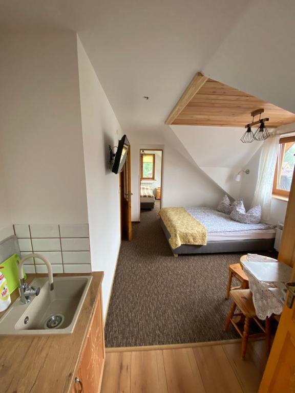 Łóżko lub łóżka w pokoju w obiekcie Apartamenty pokoje Nad Potokiem