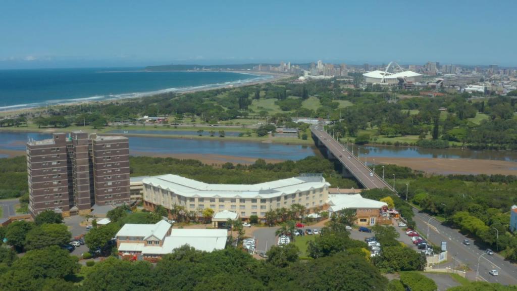 een luchtzicht op een gebouw en een brug over een rivier bij The Riverside Hotel in Durban