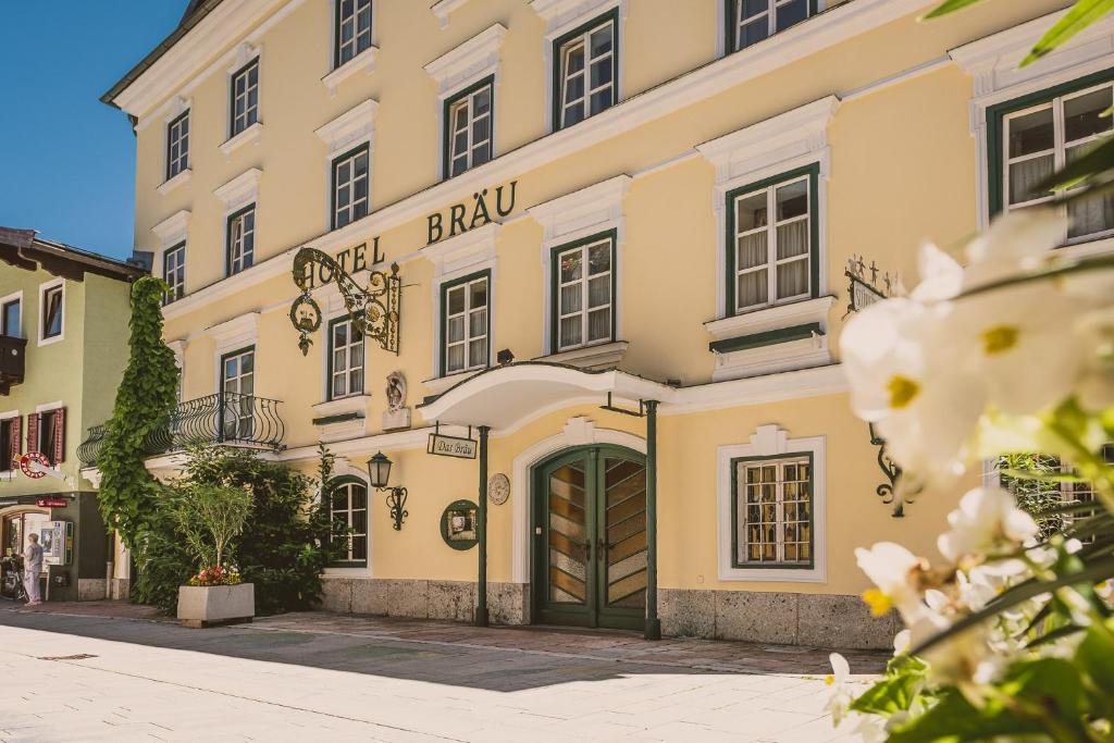 un bâtiment portant le nom de l'hôtel raisin dans l'établissement Das Bräu ORIGINAL, à Lofer